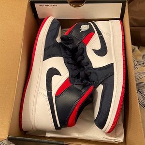 Air Jordan 1 Mid SE grade school 7. White/ University red!